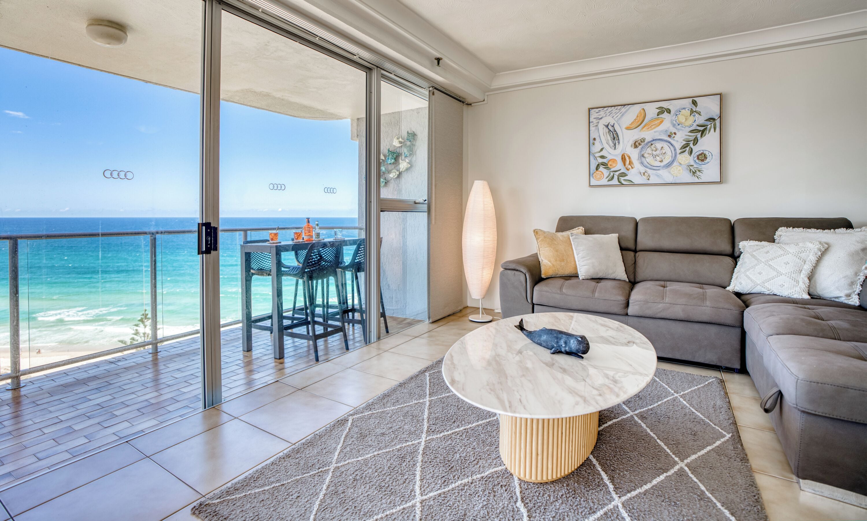 Una televisión de pantalla plana, un reproductor de DVD