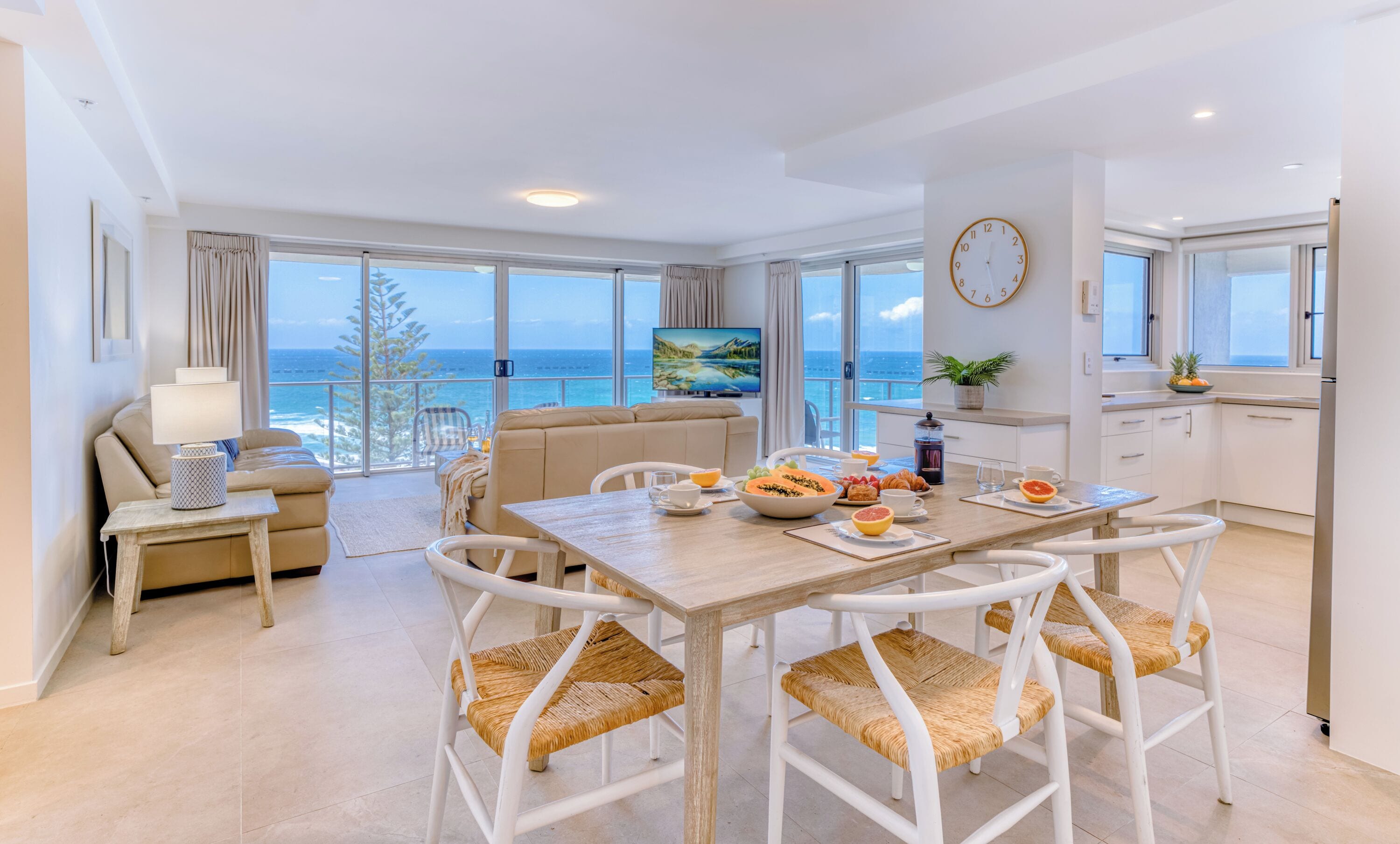 Flatscreentelevisie en een dvd-speler