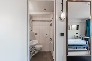 Een douche, milieuvriendelijke toiletartikelen, een haardroger, zeep