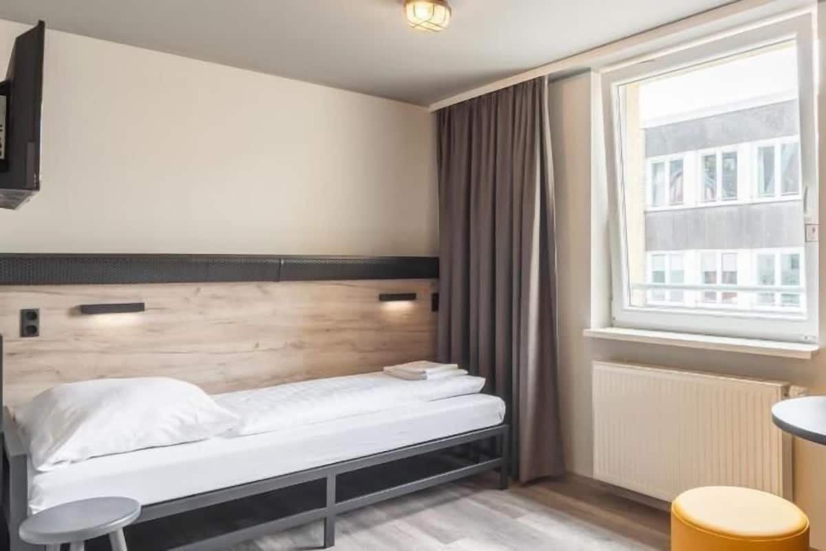 Zimmersafe, kostenloses WLAN, Bettwäsche