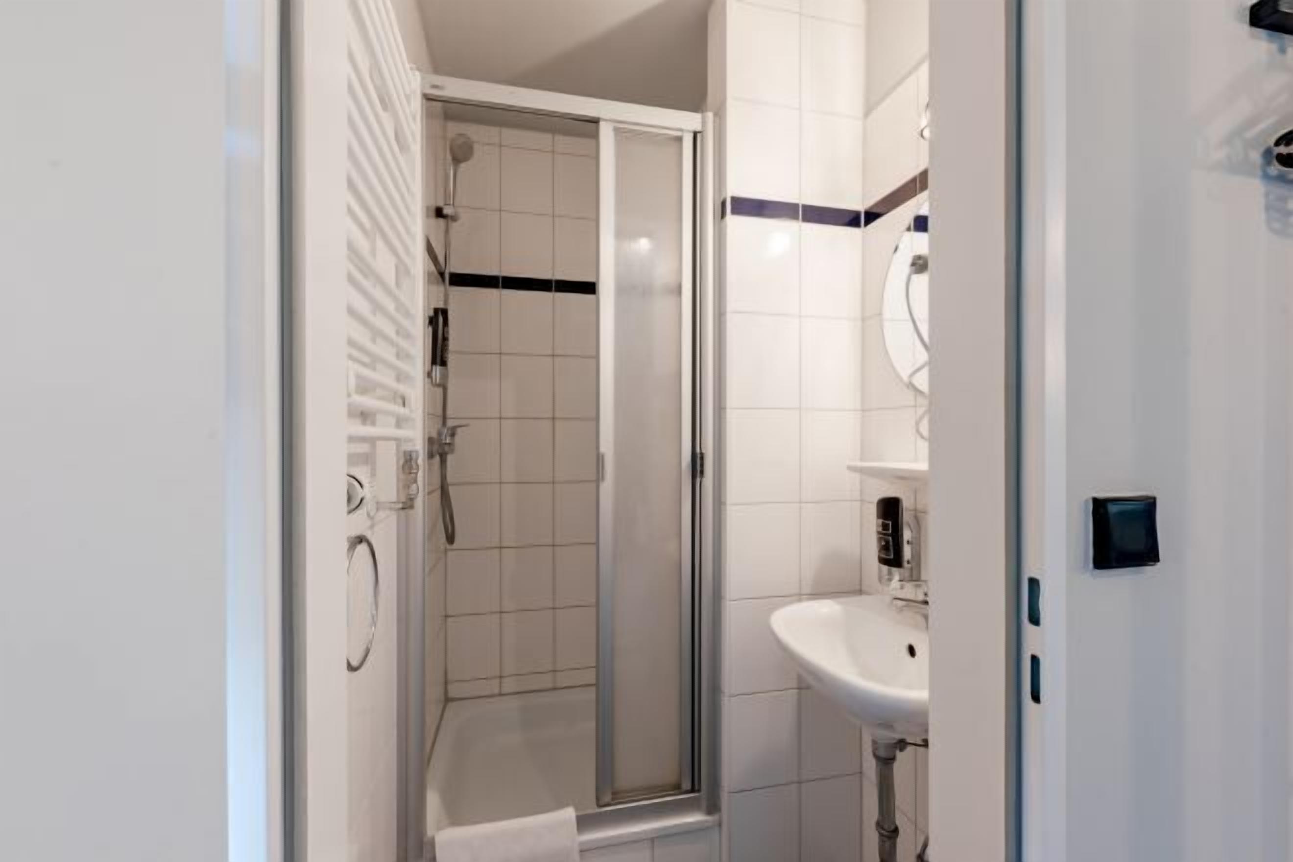 Een douche,  milieuvriendelijk toiletgerief, een haardroger, zeep