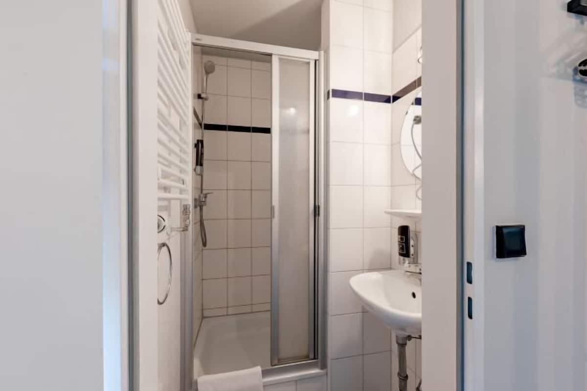 Douche, articles de toilette écologiques, sèche-cheveux, savon