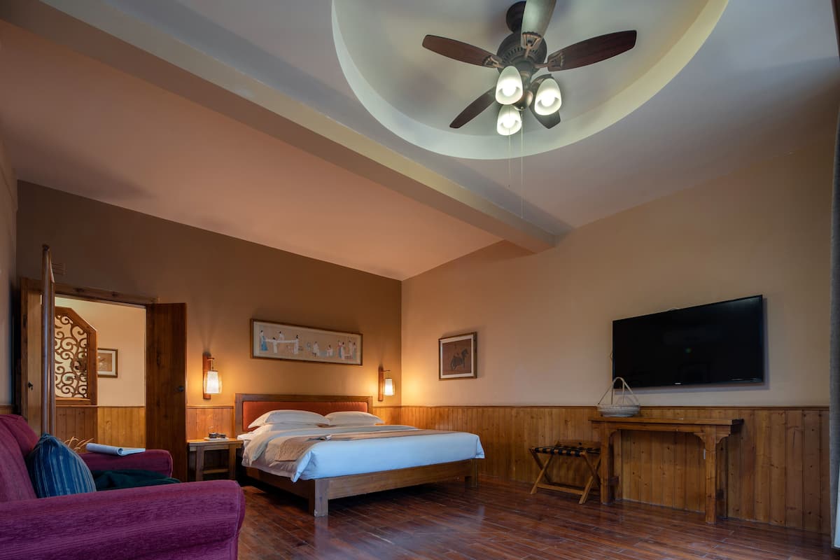 Suite Deluxe, balcone | Una cassaforte in camera, una scrivania, insonorizzazione