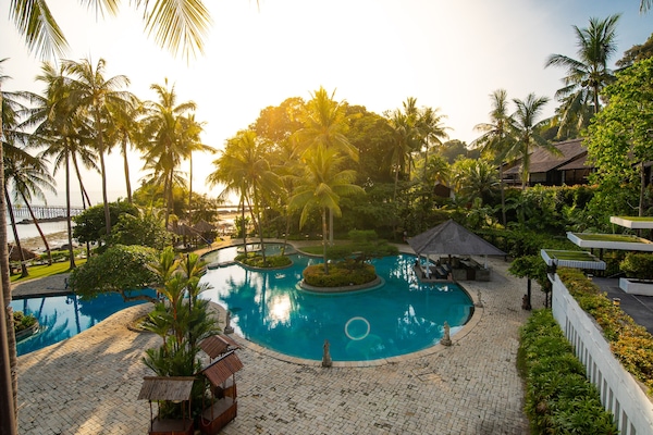 2 outdoor pools, sun loungers