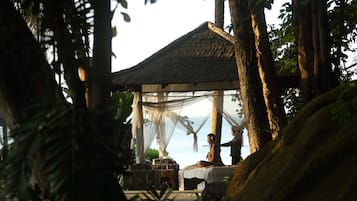 Couples treatment room(s), hot tub, aromatherapy, Thai massages
