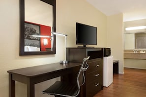 Mobiliario individual, escritorio, tabla de planchar con plancha