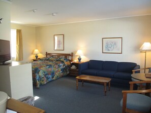 Escrivaninha, roupa de cama