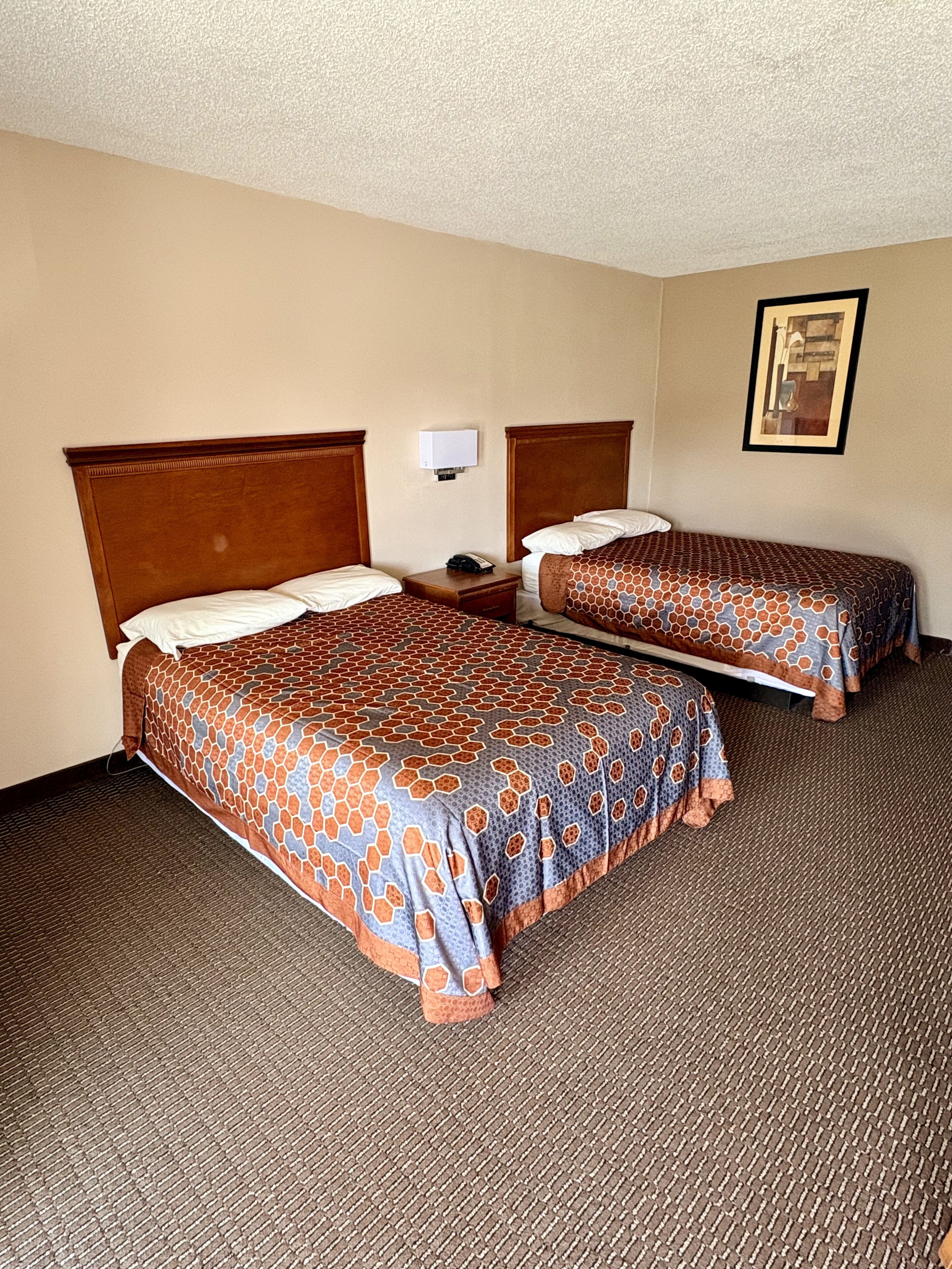 Skrivebord, blendingsgardiner og strykejern/-brett