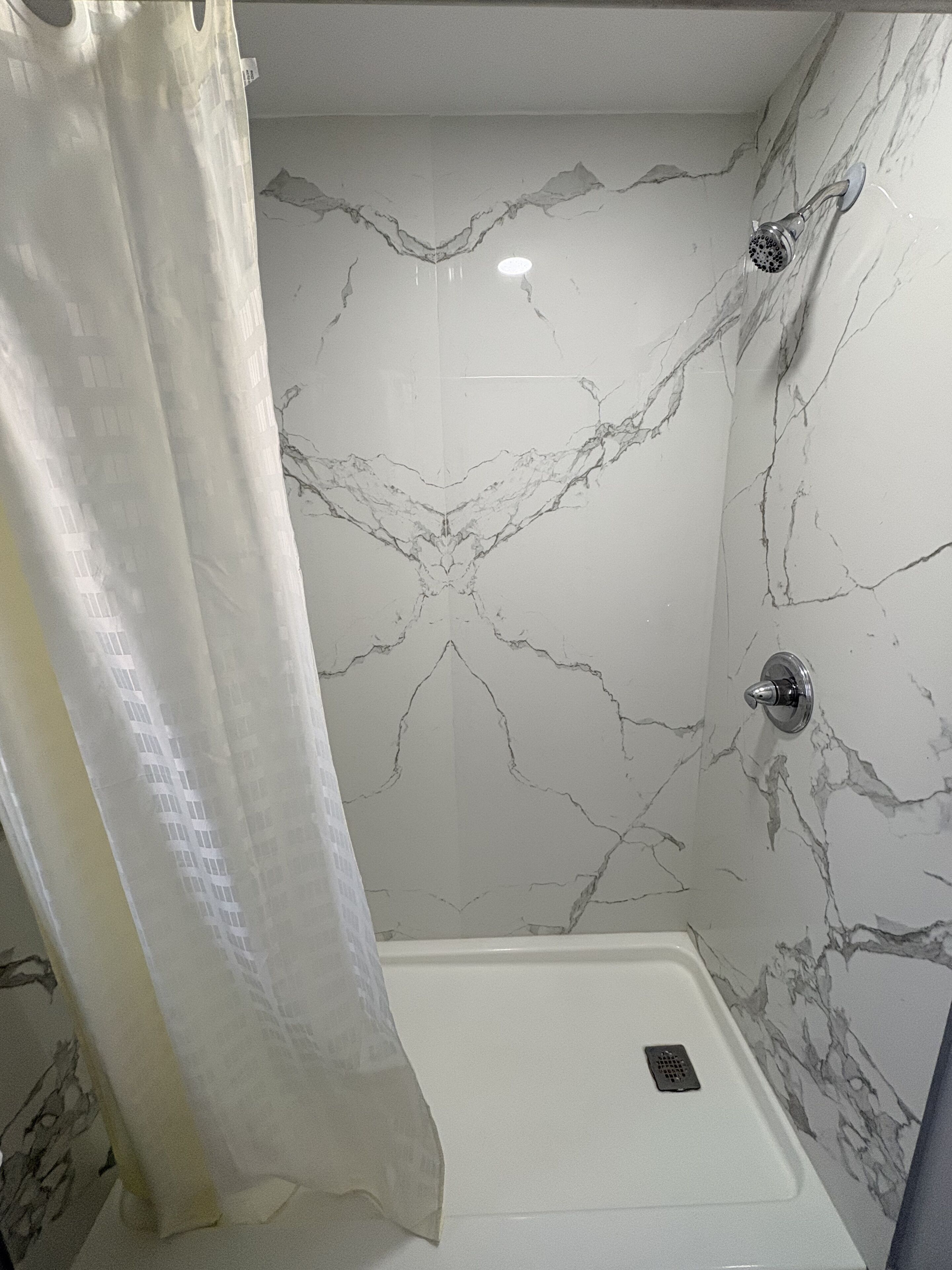 Standard Room, 1 King Bed, Non Smoking, Jetted Tub | Bathroom | Free toiletries, hair dryer, towels