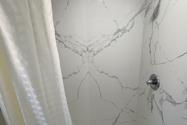 Standard Room, 1 King Bed, Non Smoking, Jetted Tub | Bathroom | Free toiletries, hair dryer, towels