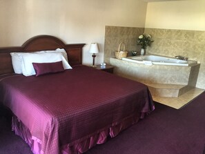 Skrivebord, blendingsgardiner og strykejern/-brett