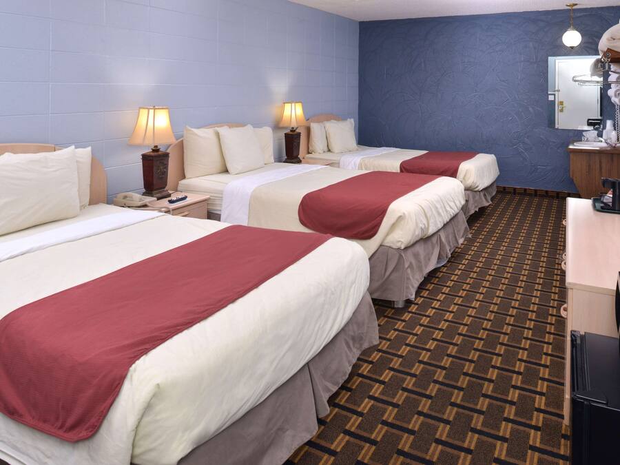 Room, Non Smoking (3 Double Beds)