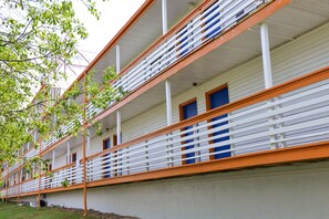 Courtyard - Americas Best Value Inn & Suites Branson - Near the Strip (Branson)