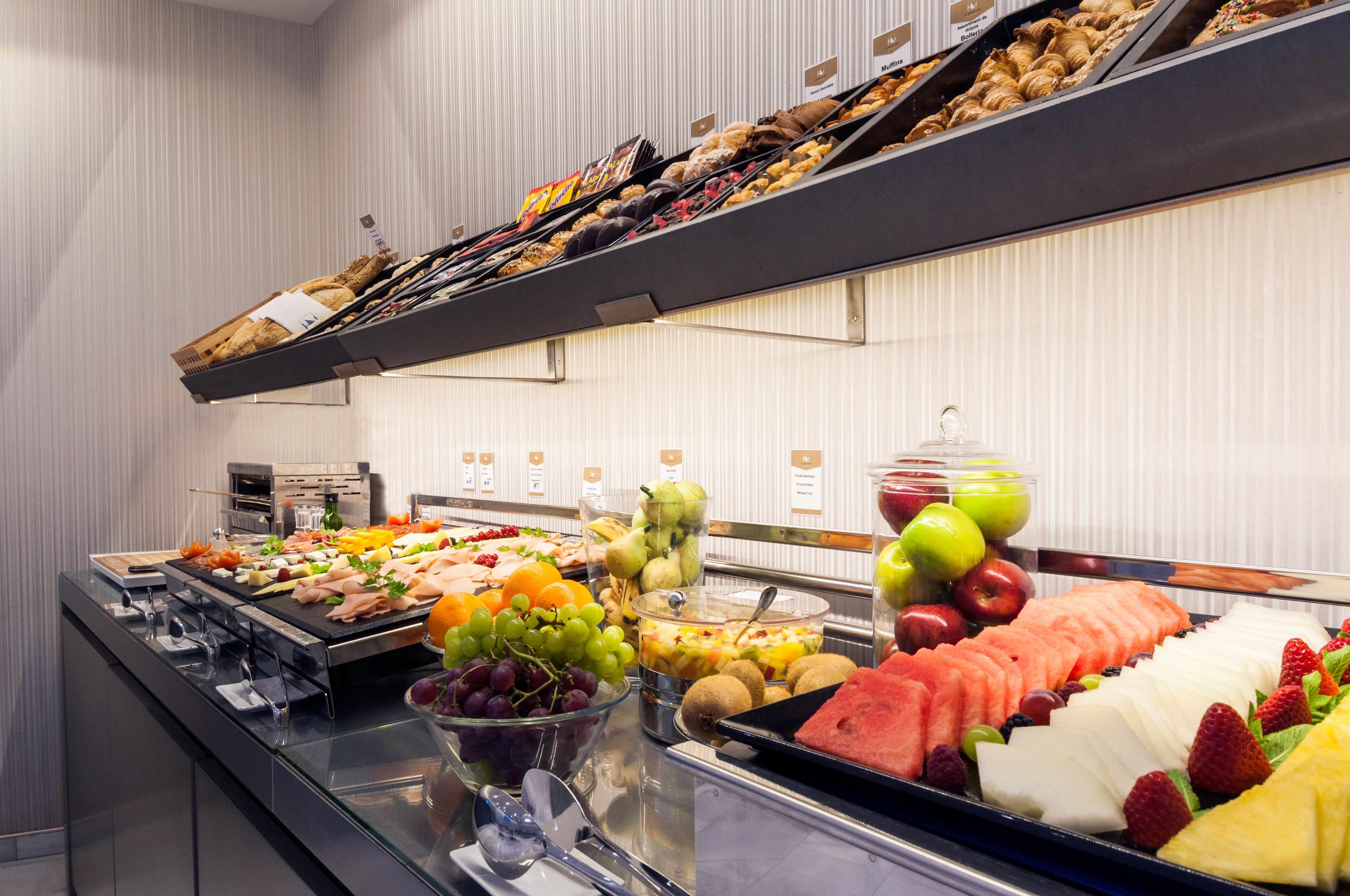 Desayuno buffet diario (EUR 15 por persona)