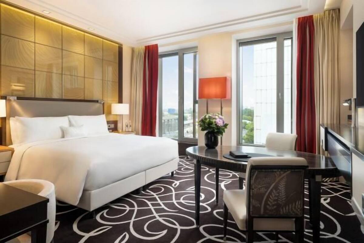 Seprai premium, bantalan ekstra lembut, minibar, dan brankas