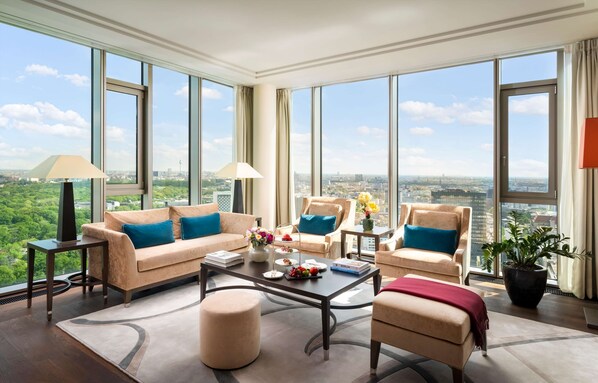 Suite, 1 kingsize-seng, balkong, tårn | Oppholdsområde | En 40-tommers LCD-TV med digitale kanaler samt TV og bøker