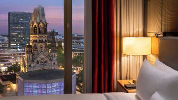 Deluxe-huone, 1 suuri parisänky, kaupunkinäköala (Church View) | Ylelliset vuodevaatteet, pillowtop-patjalliset sängyt, minibaari