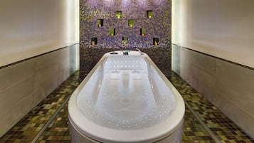 Una piscina techada, sillones reclinables de piscina