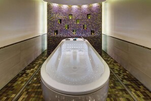 Indoor pool, open 10:00 AM to 9:30 PM, sun loungers - Waldorf Astoria Berlin (Berlin)