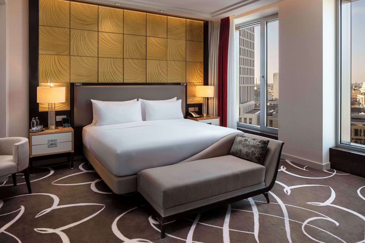 Suite, 1 King Bed, Corner | Premium bedding, pillowtop beds, minibar, in-room safe