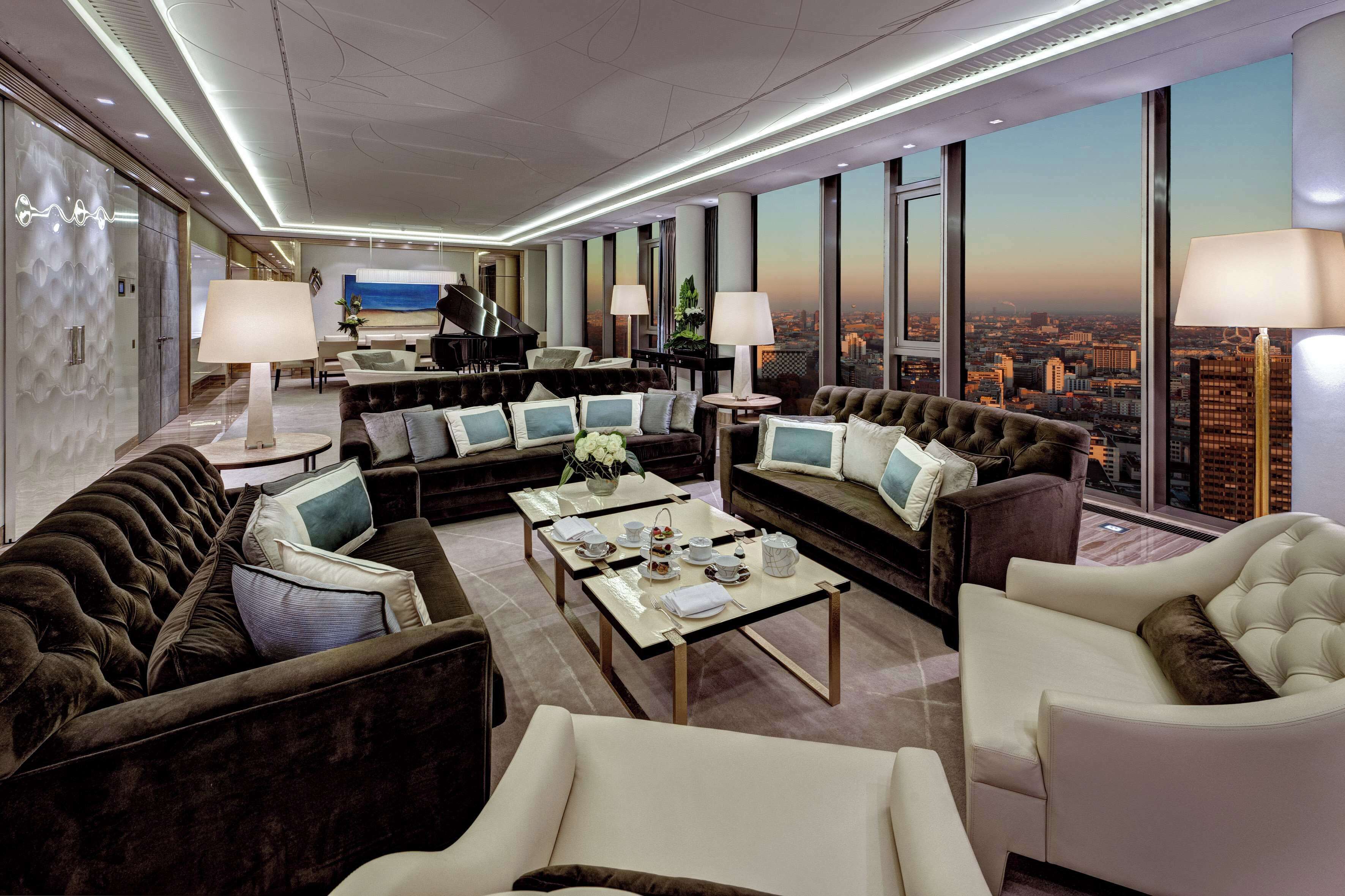 Presidential Suite, 1 King Bed | Living area | 40-inch LCD TV with digital channels, TV, books
