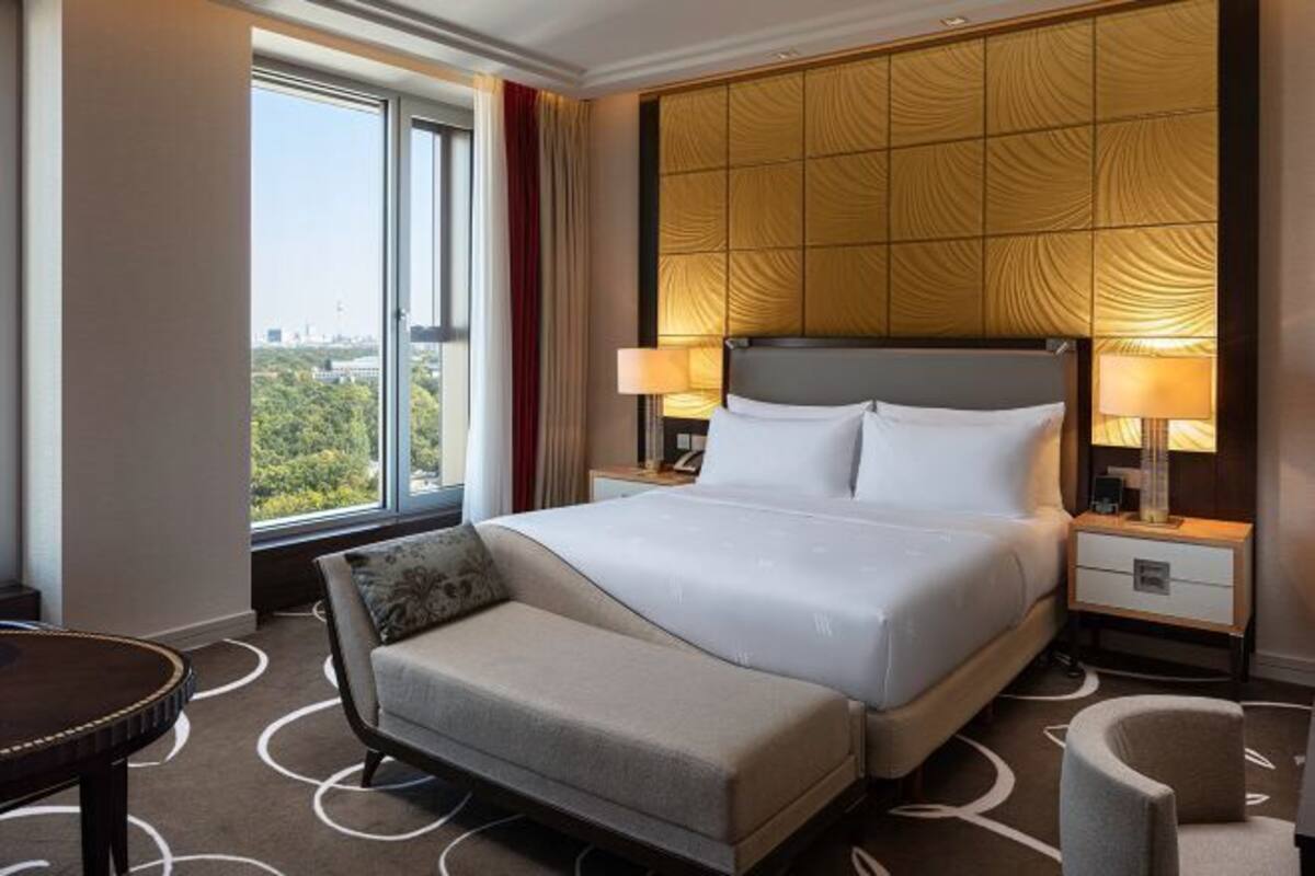Seprai premium, bantalan ekstra lembut, minibar, dan brankas