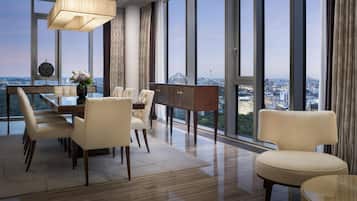 Astor Suite, 1 King Bed, Balcony, Tower | Wohnbereich | 40-Zoll-LCD-Fernseher mit Digitalempfang, Fernseher, Bücher