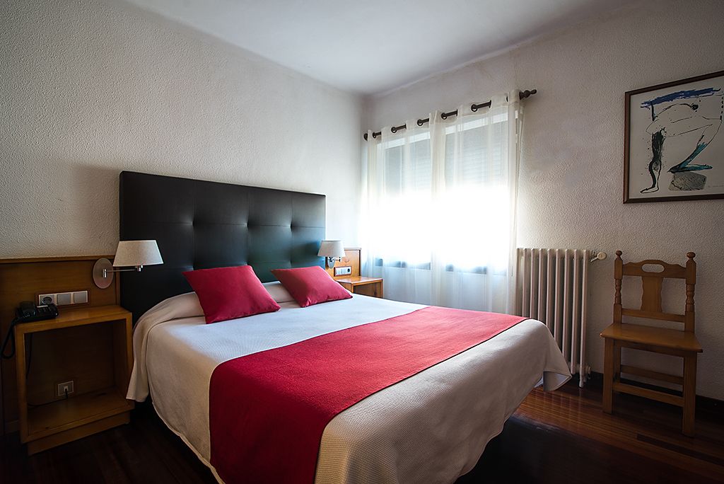 double or twin room | desk, free wifi, bed sheets