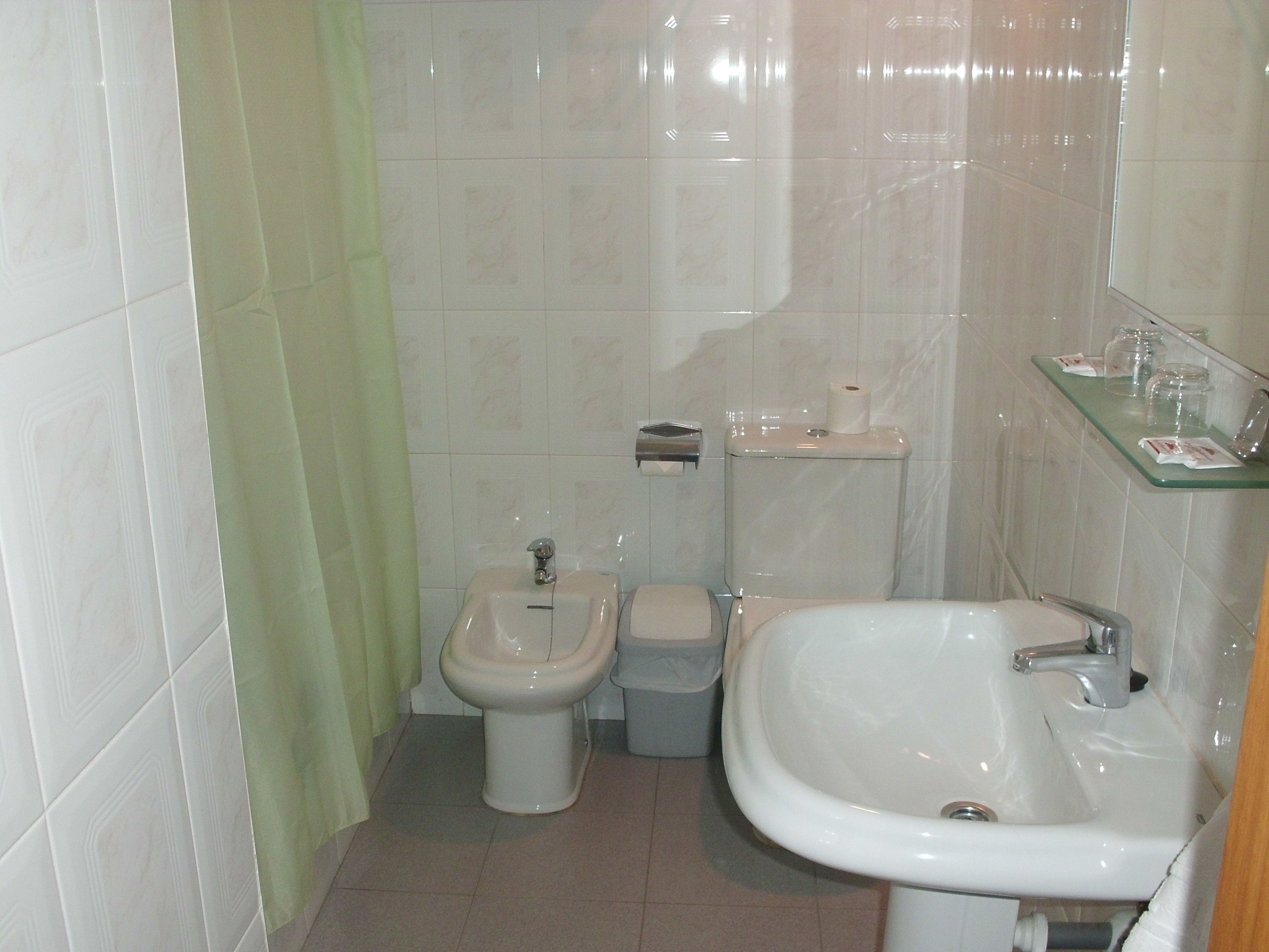 single room | bathroom | free toiletries, hair dryer, towels