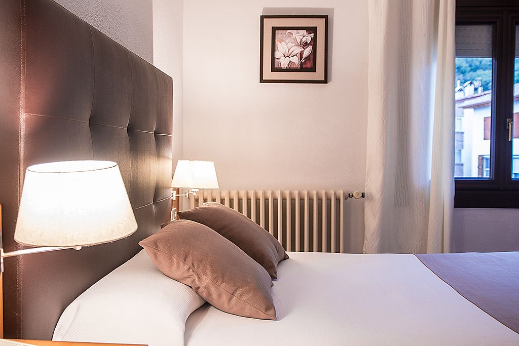 double or twin room | desk, free wifi, bed sheets