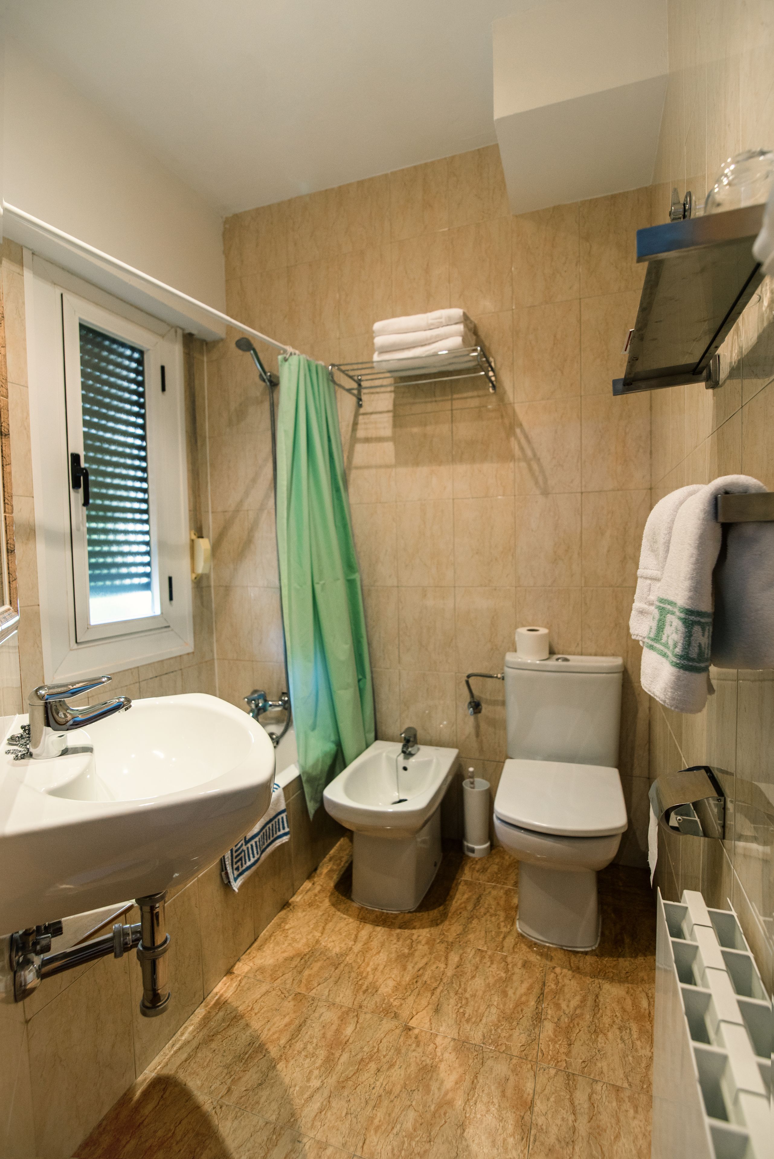 triple room | bathroom | free toiletries, hair dryer, towels