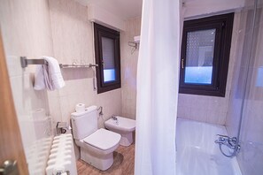 Quarto casal ou duplo | Banheiro | Produtos de toalete grátis, secador de cabelo, toalhas de banho 
