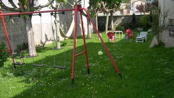 Zona de juegos infantil al aire libre