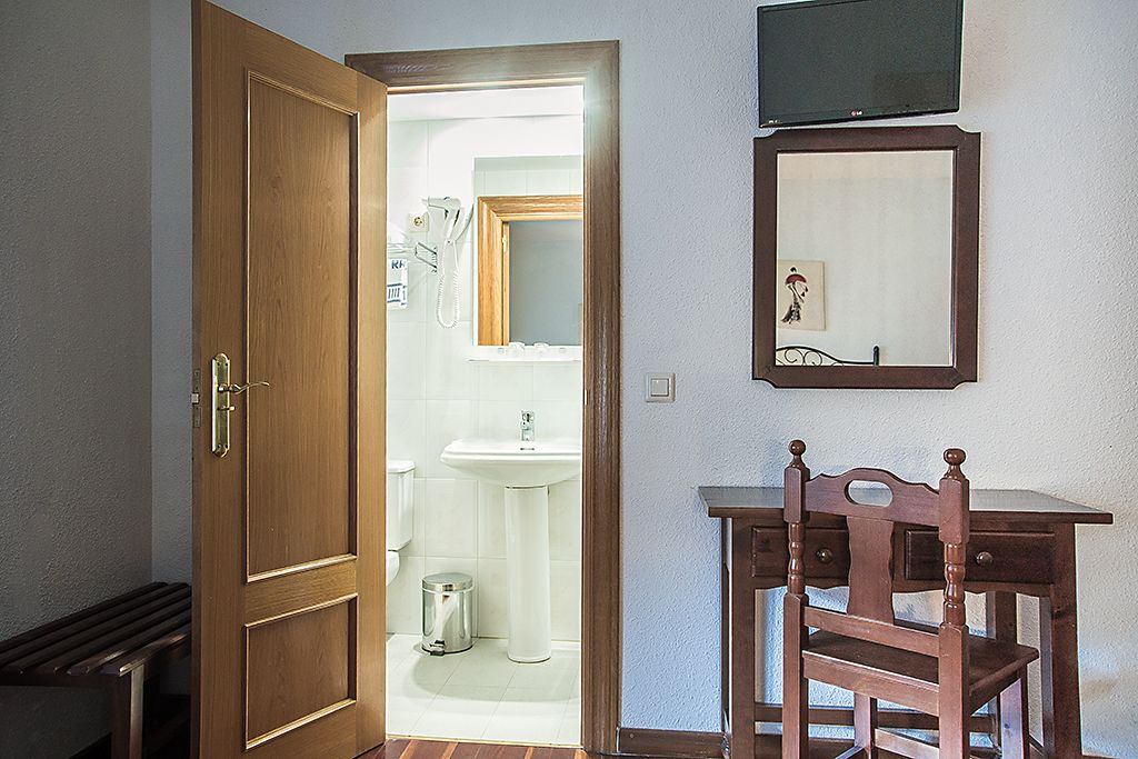 double or twin room | desk, free wifi, bed sheets