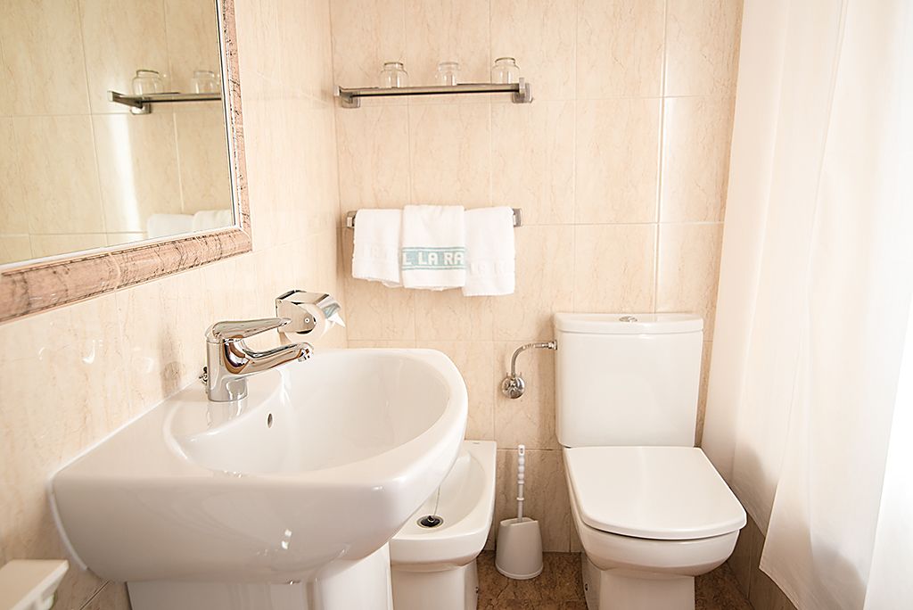 triple room | bathroom | free toiletries, hair dryer, towels