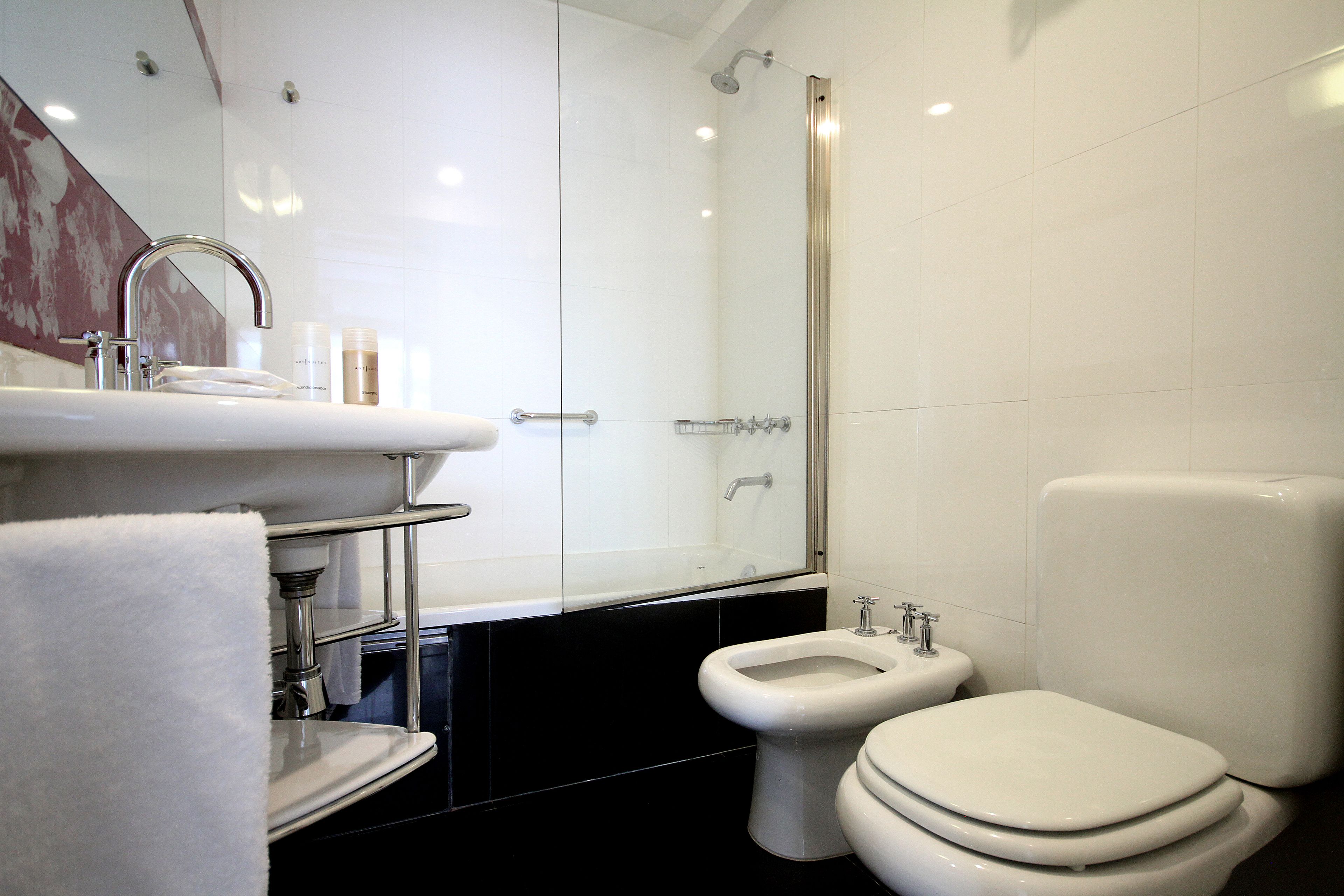 Bañera con ducha, bañera de hidromasaje, artículos de tocador gratuitos