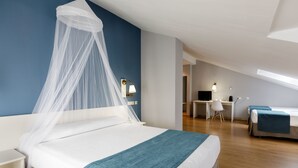 Ein Schlafzimmer mit einem Bett, einem Schreibtisch und einem Stuhl.