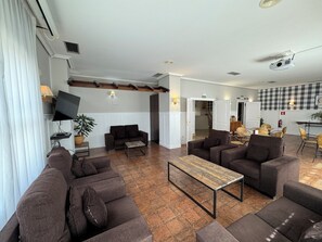 32-inch flat-screen TV with cable channels, TV - Hotel Jakue (Puente La Reina)