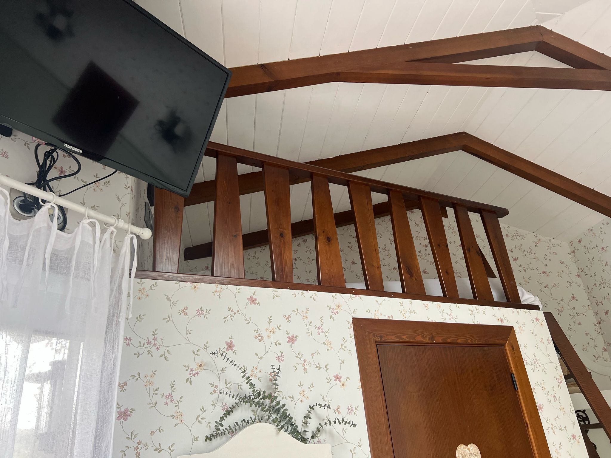 tree house | desk, free wifi, bed sheets