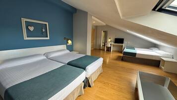 Habitació quàdruple familiar | Escriptori, wifi gratuïta i roba de llit