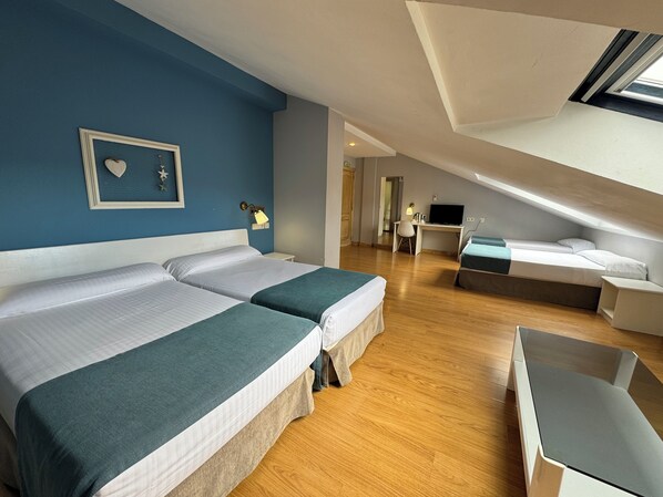 Desk, free WiFi, bed sheets - Hotel Jakue (Puente La Reina)