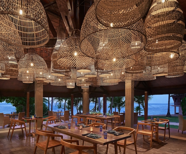 3 restaurants, lunch, dinner served; seafood - Hikka Tranz by Cinnamon (Hikkaduwa)