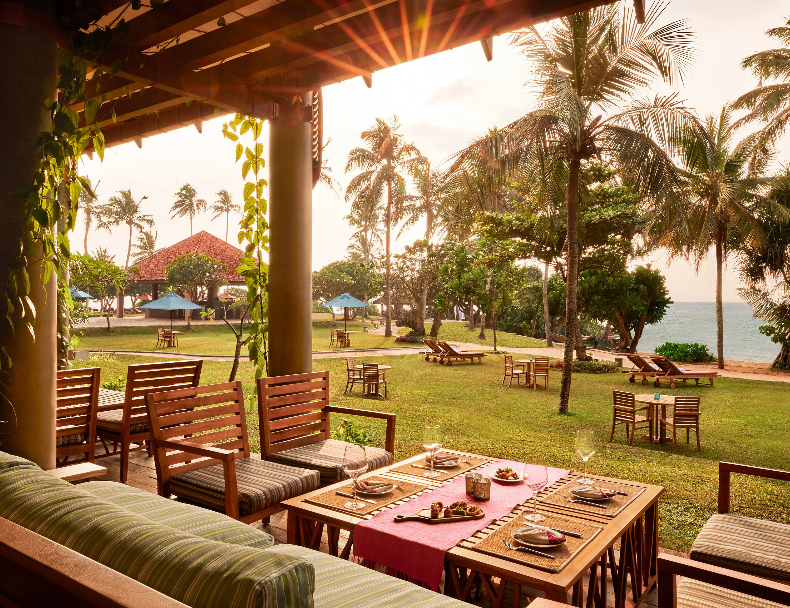 3 か所のレストラン、ランチ、ディナーに営業 (シーフード)