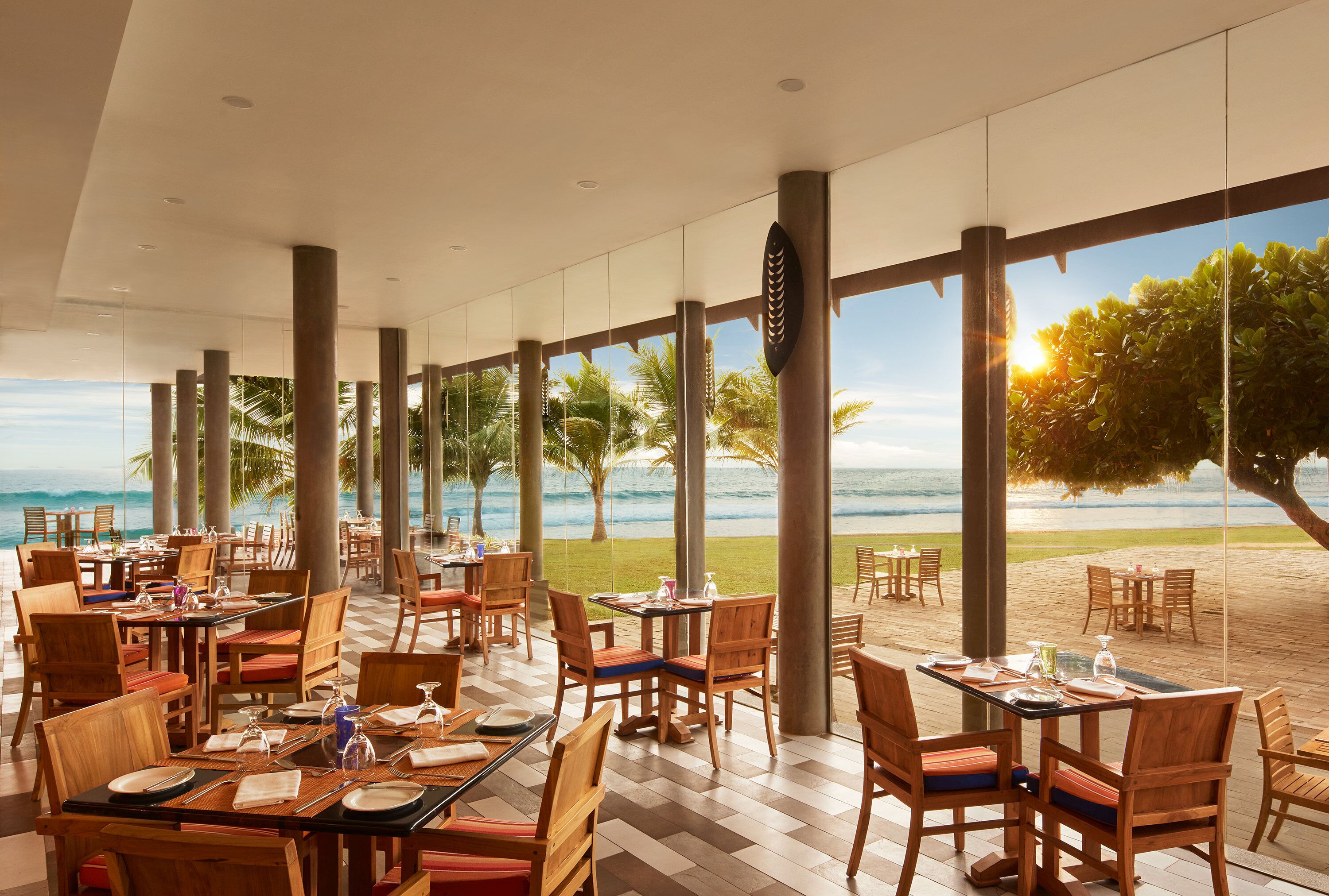 3 か所のレストラン、ランチ、ディナーに営業 (シーフード)