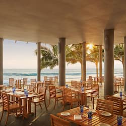 3 restaurants, lunch, dinner served; seafood