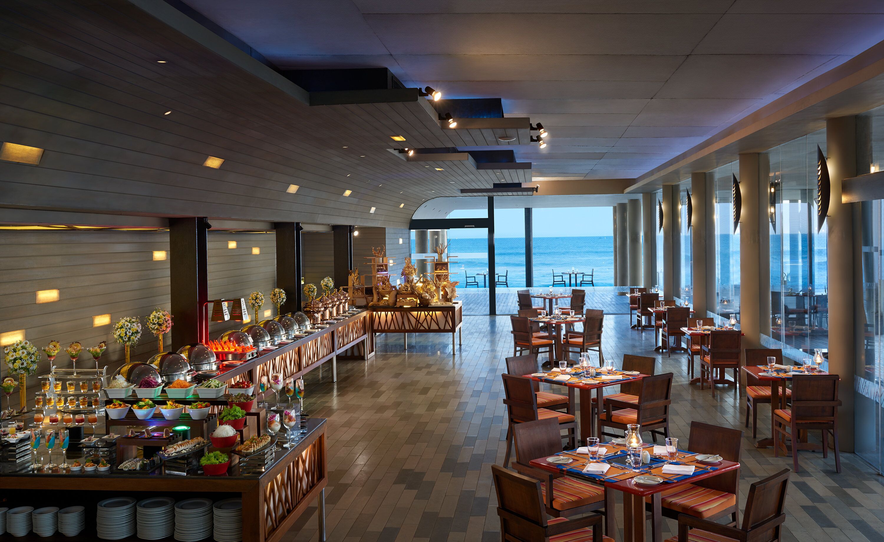 3 restaurants, lunch, dinner served; seafood