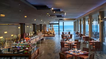 3 restaurants; lunch and dinner served