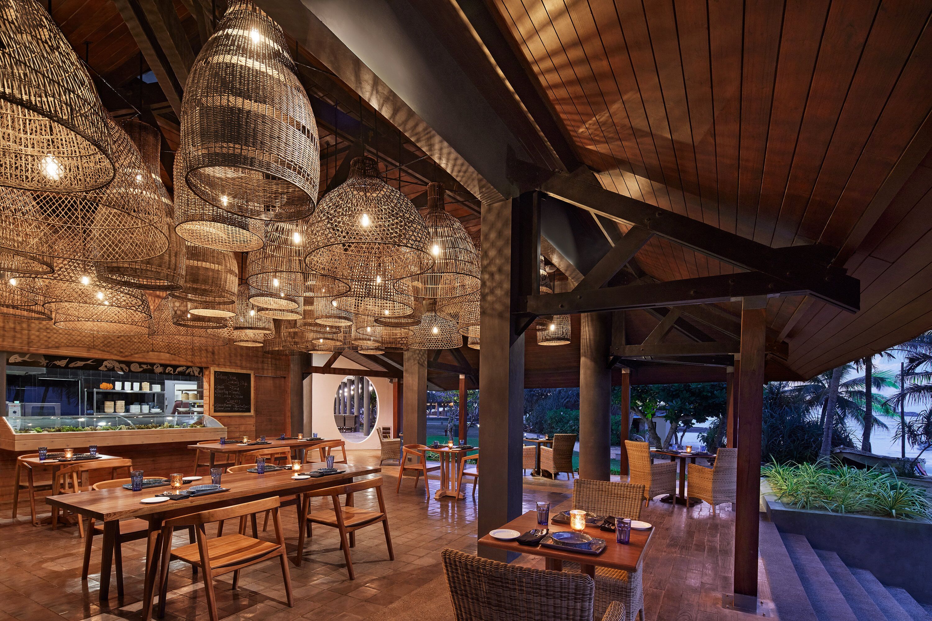 3 restaurants, lunch, dinner served; seafood