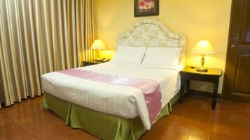 Executive Room, 1 Queen Bed | In-room safe, desk, cribs/infant beds, rollaway beds