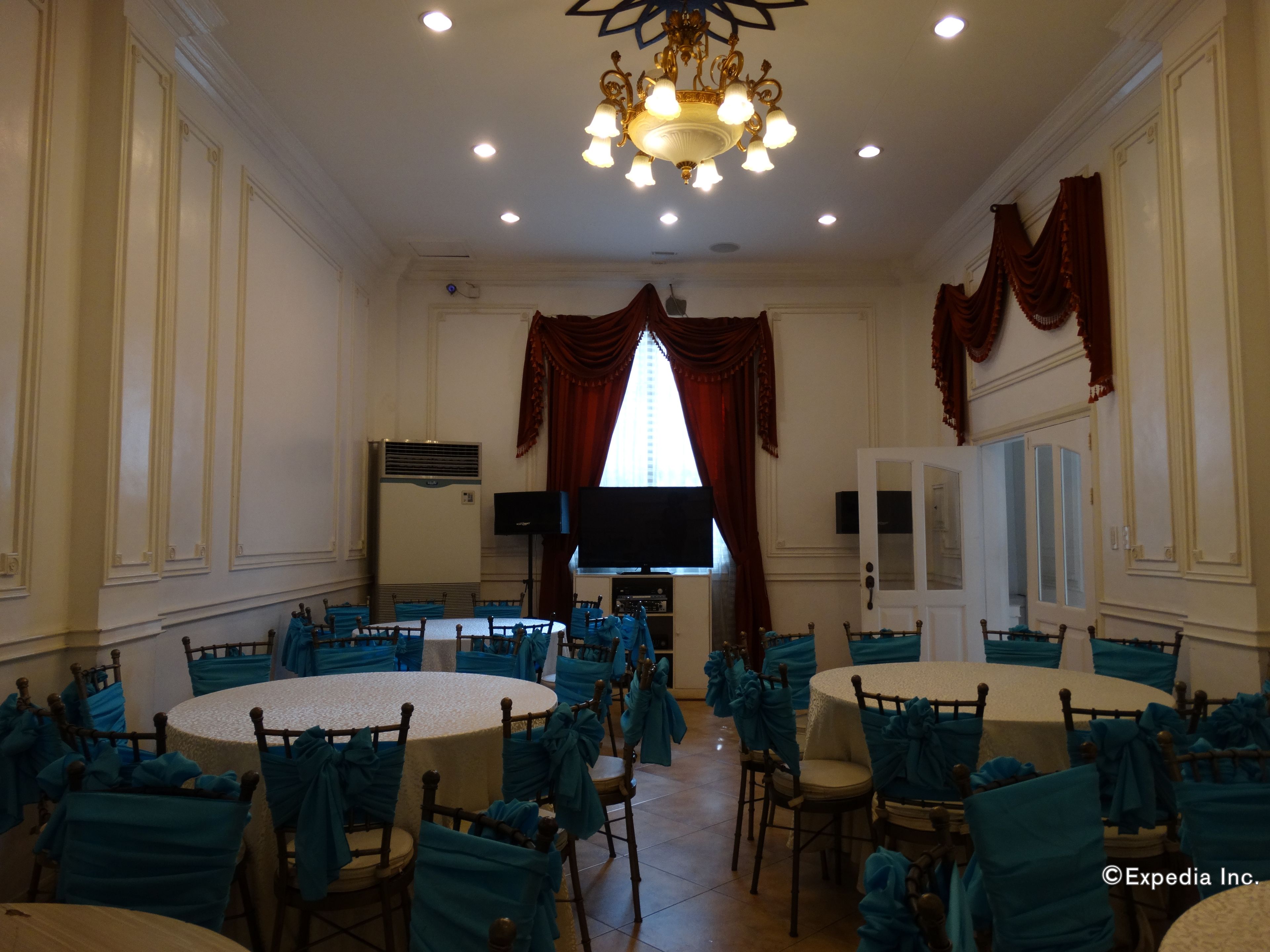 Sarapan ala kontinental setiap hari (PHP 220 per orang)